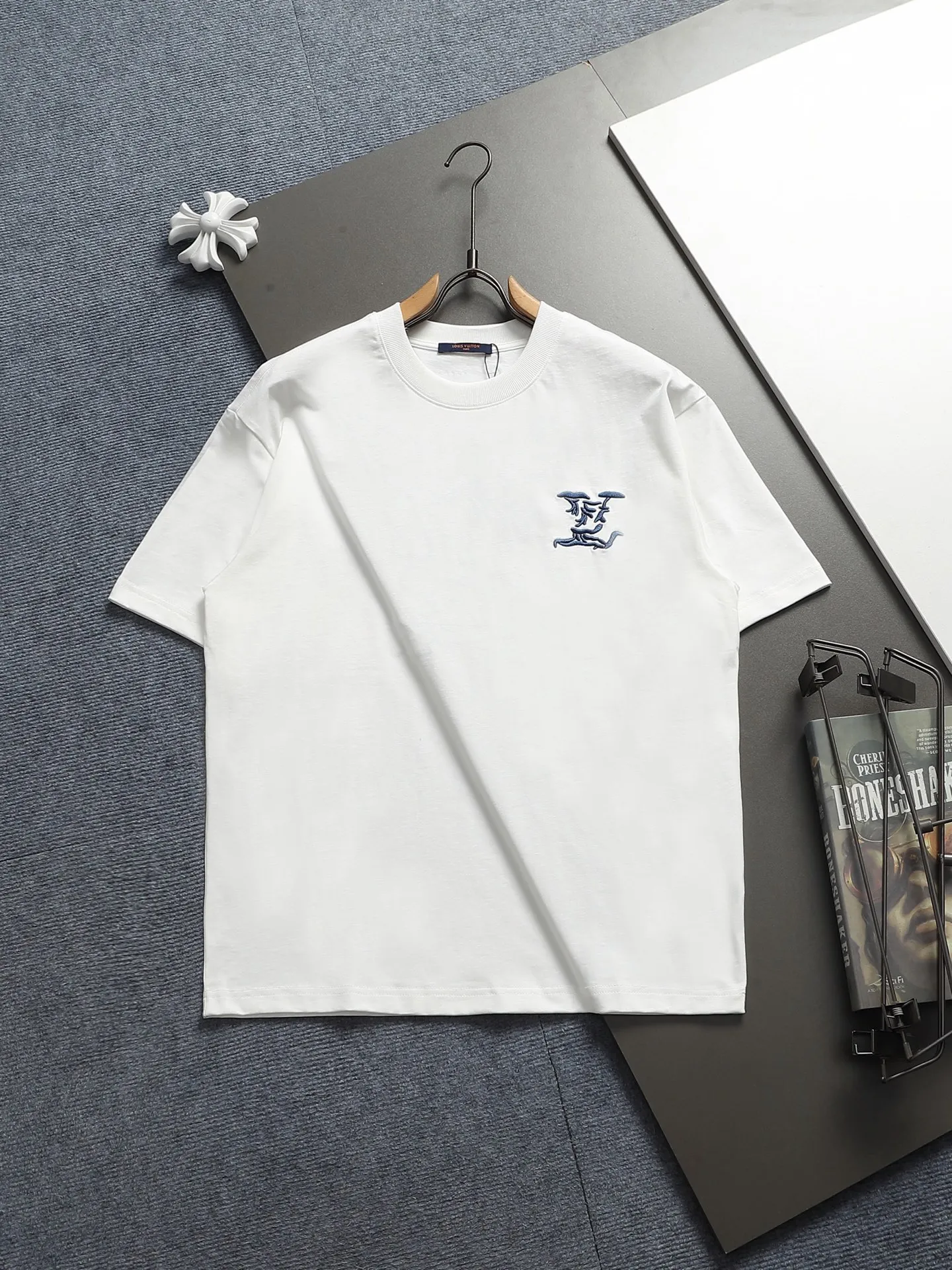 🅿️220 Louis Vuitton/Louis Vuitton High-end craftsmanship 1,000-needle embroidery. The large logo is exquisitely upgraded, inspired by the retro embroidery of the 1980s. Original fabric. Official same style. Short-sleeved T-shirt. Same vat dyed fabric. Very comfortable to the touch. The latest brick cabinet synchronization for spring and summer. Fashionable and personalized. Super versatile and good-looking. Very suitable for both men and women. A must-have for everyone. Hang tag. Collar label. Washed wheat. Complete with three labels. Color: black, white, khaki. Size: S M L XL |